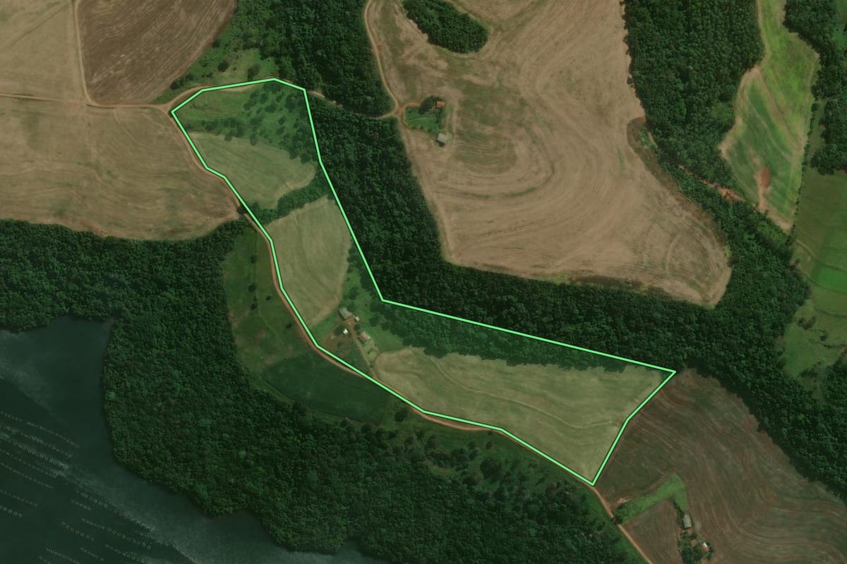 Imagem de satélite do imóvel rural em Nova Prata do Iguaçu (PR), com o contorno declarado no CAR desenhado por cima.