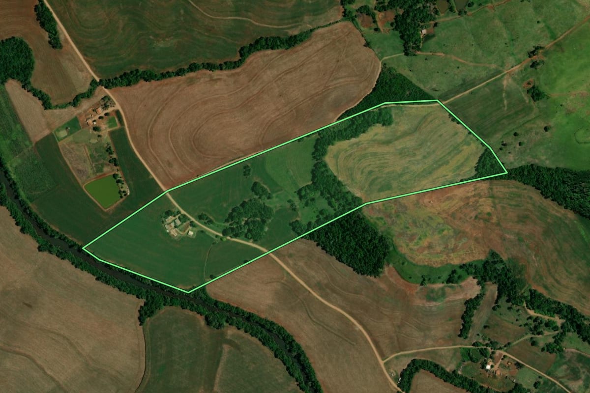 Imagem de satélite do imóvel rural em Nova Prata do Iguaçu (PR), com o contorno declarado no CAR desenhado por cima.