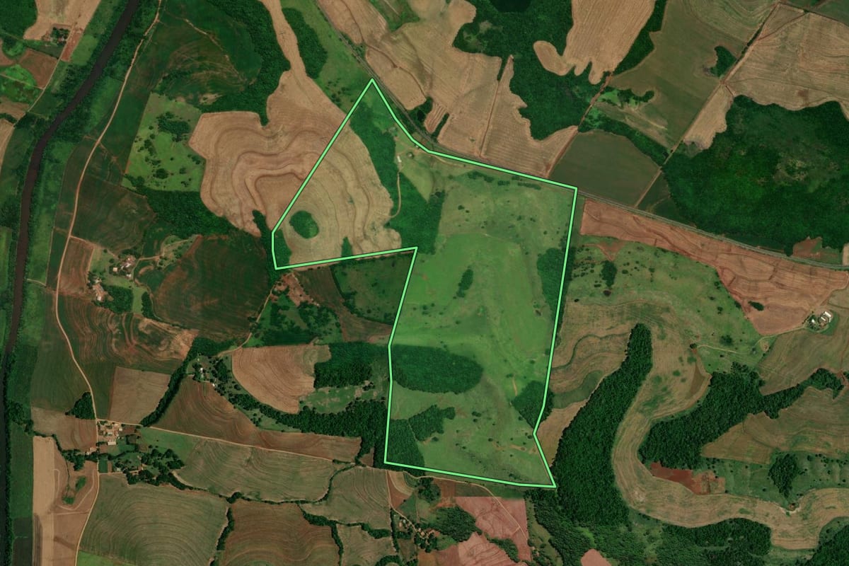 Imagem de satélite do imóvel rural em Nova Prata do Iguaçu (PR), com o contorno declarado no CAR desenhado por cima.