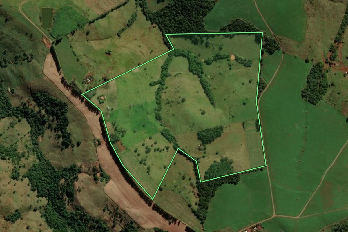 Imagem de satélite do imóvel rural em Nova Tebas (PR), com o contorno declarado no CAR desenhado por cima.