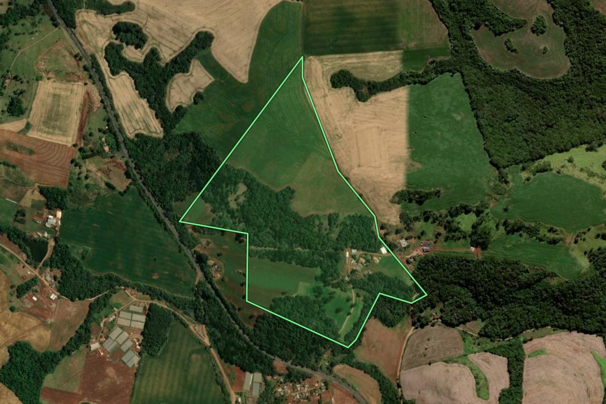 Imagem de satélite do imóvel rural em Nova Tebas (PR), com o contorno declarado no CAR desenhado por cima.