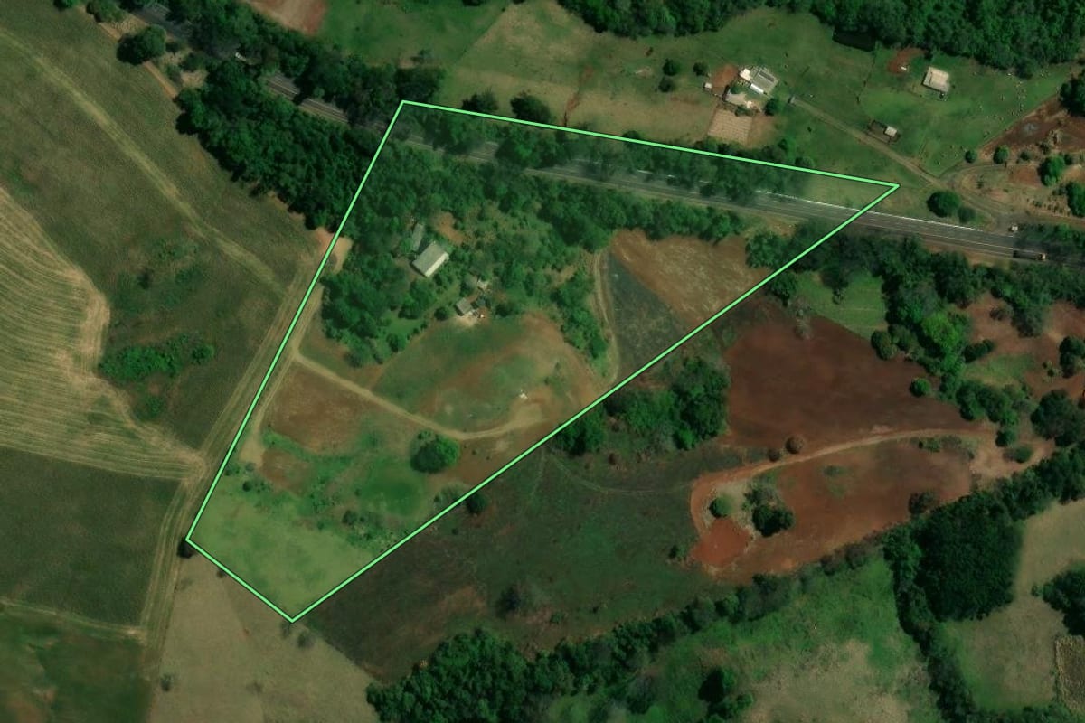 Imagem de satélite do imóvel rural em Nova Tebas (PR), com o contorno declarado no CAR desenhado por cima.