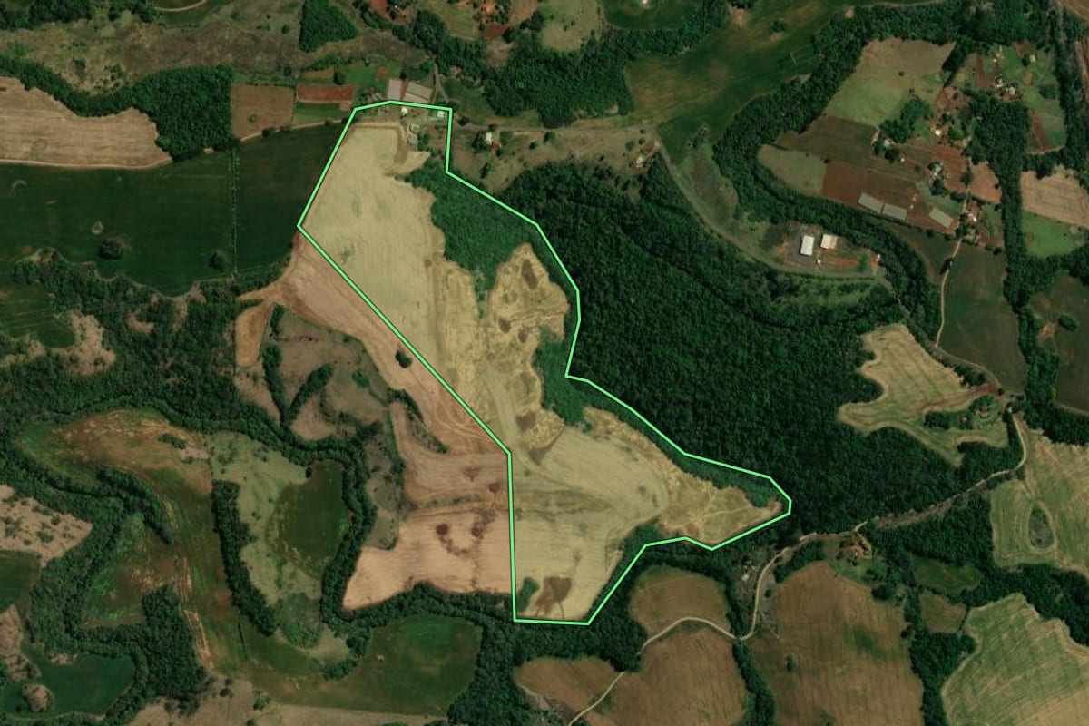 Imagem de satélite do imóvel rural em Nova Tebas (PR), com o contorno declarado no CAR desenhado por cima.