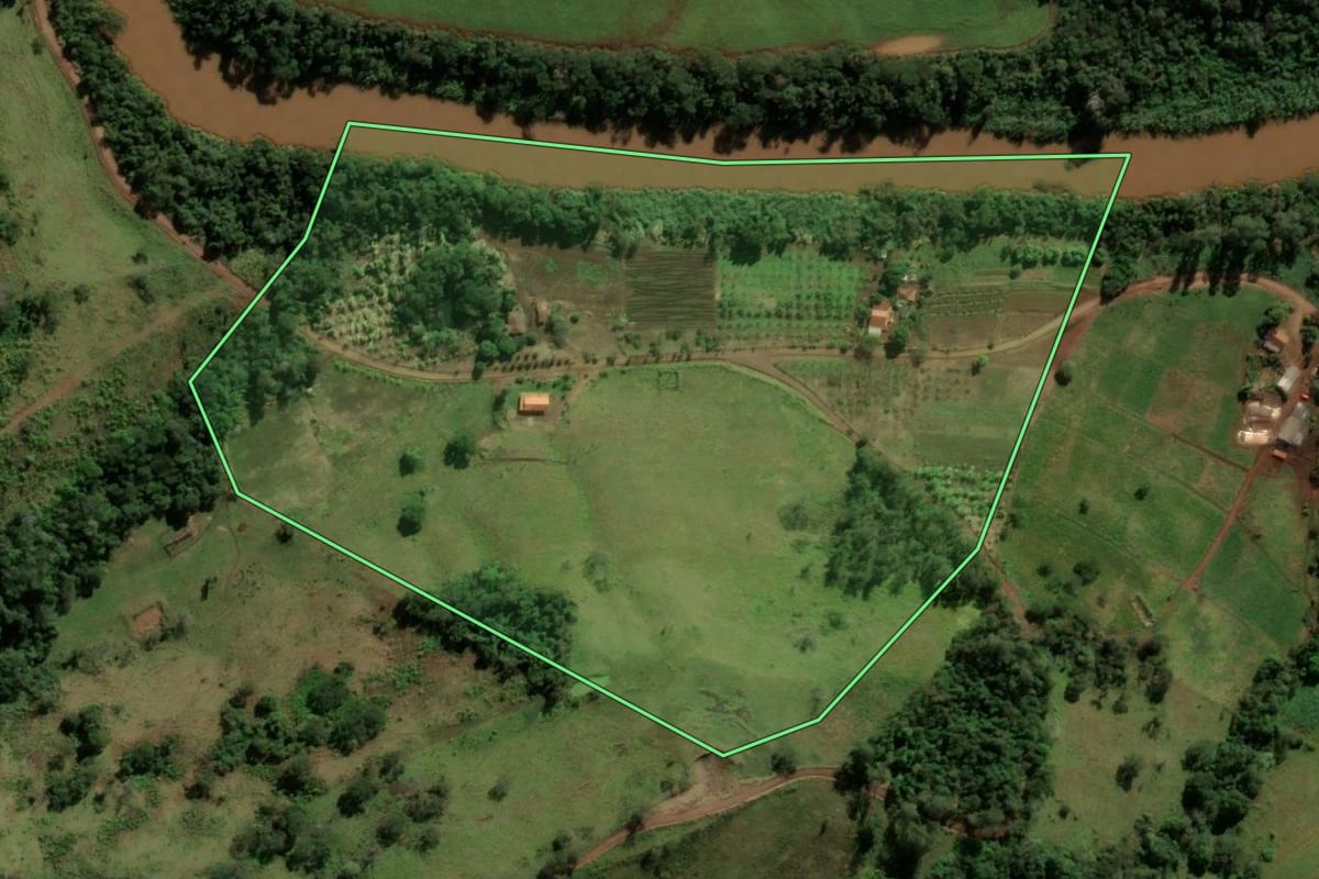 Imagem de satélite do imóvel rural em Nova Tebas (PR), com o contorno declarado no CAR desenhado por cima.