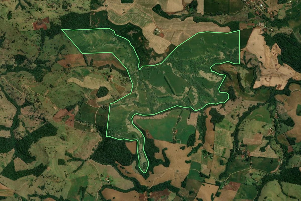 Imagem de satélite do imóvel rural em Nova Tebas (PR), com o contorno declarado no CAR desenhado por cima.
