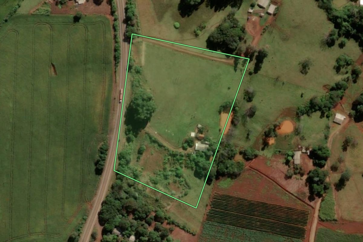 Imagem de satélite do imóvel rural em Nova Tebas (PR), com o contorno declarado no CAR desenhado por cima.