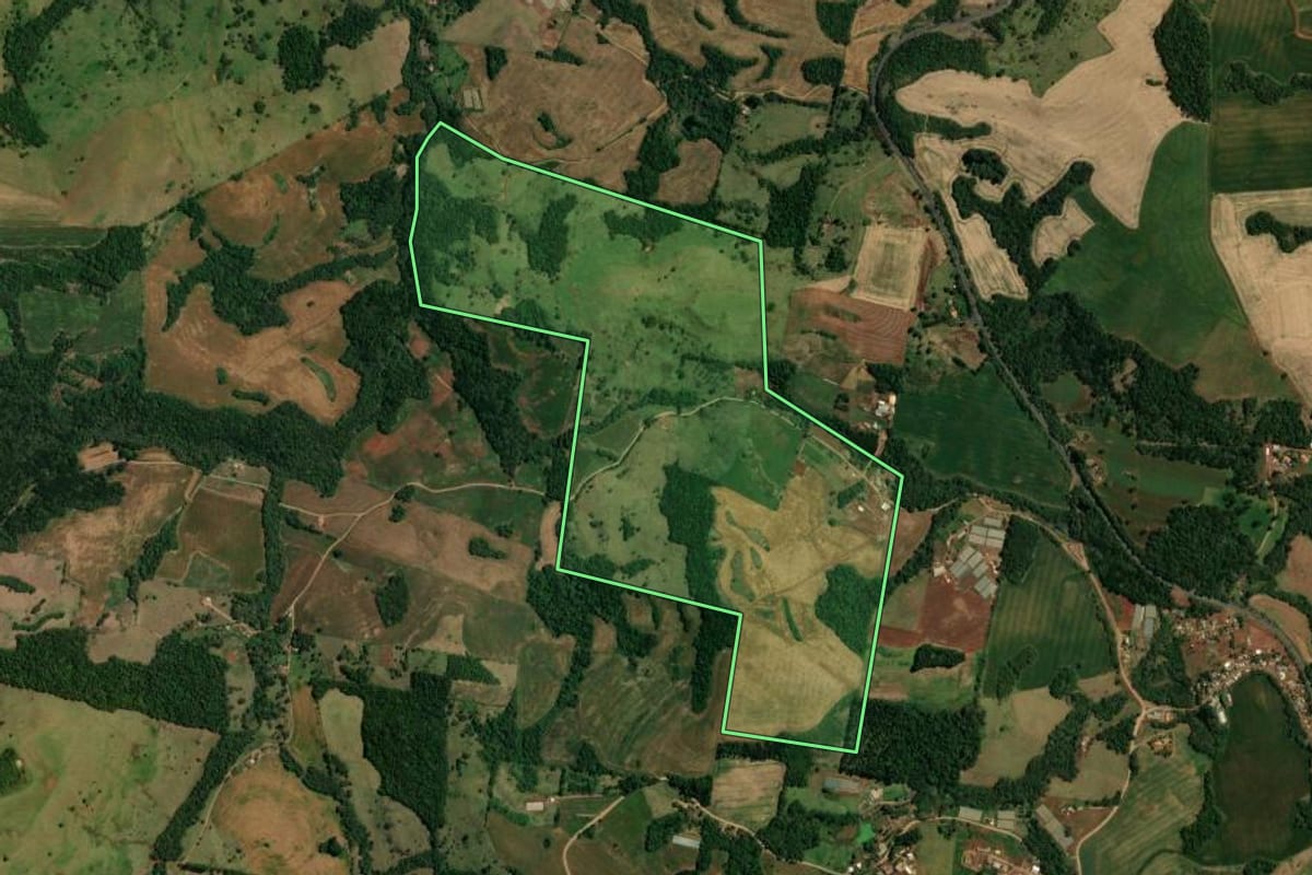 Imagem de satélite do imóvel rural em Nova Tebas (PR), com o contorno declarado no CAR desenhado por cima.