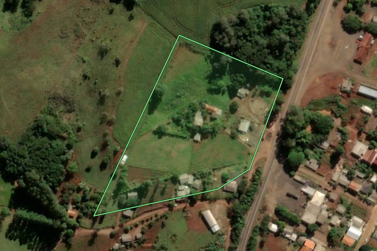 Imagem de satélite do imóvel rural em Nova Tebas (PR), com o contorno declarado no CAR desenhado por cima.