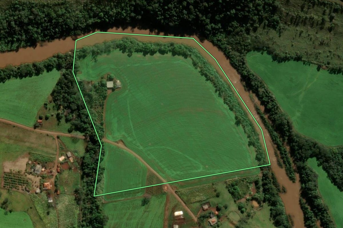 Imagem de satélite do imóvel rural em Nova Tebas (PR), com o contorno declarado no CAR desenhado por cima.
