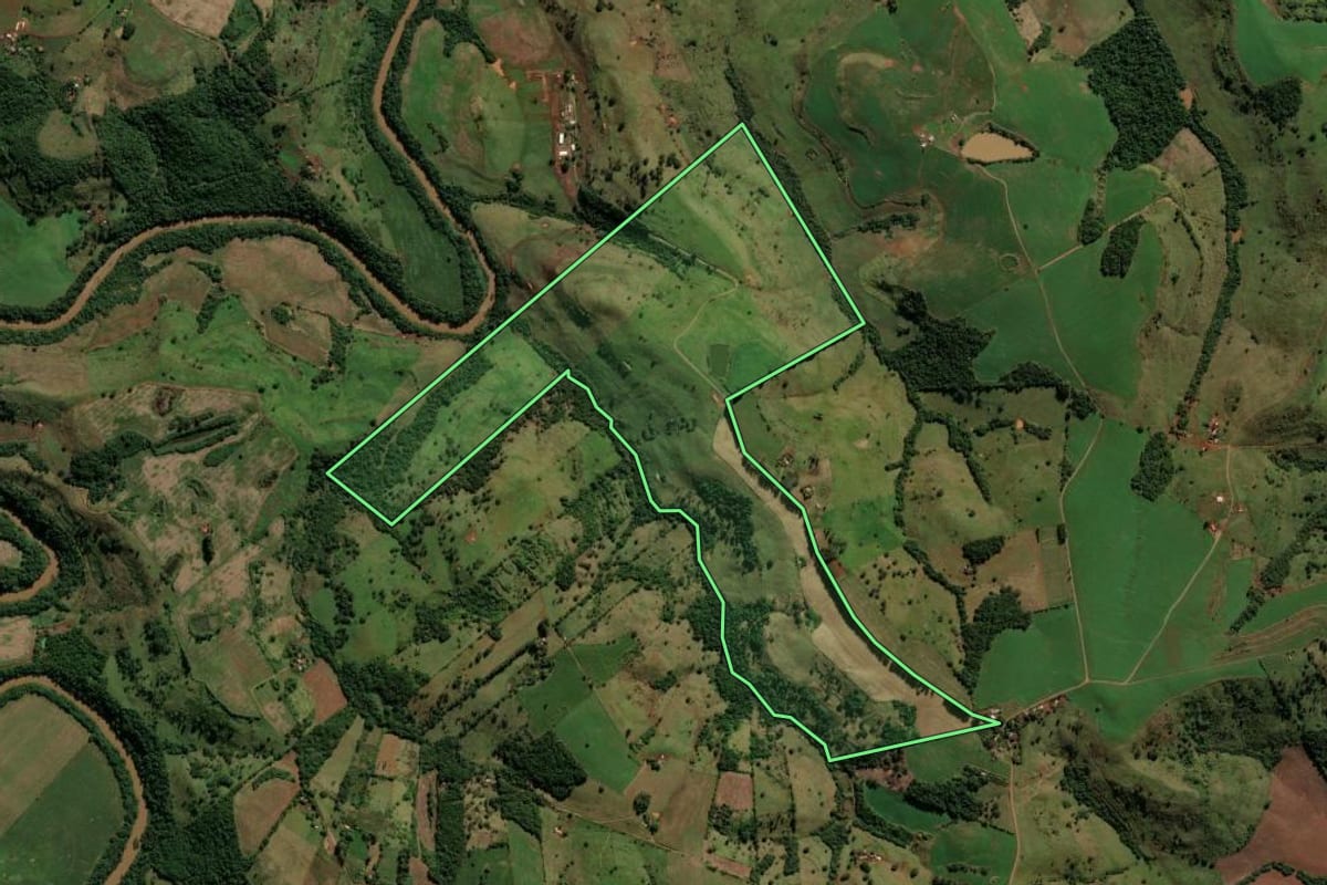 Imagem de satélite do imóvel rural em Nova Tebas (PR), com o contorno declarado no CAR desenhado por cima.