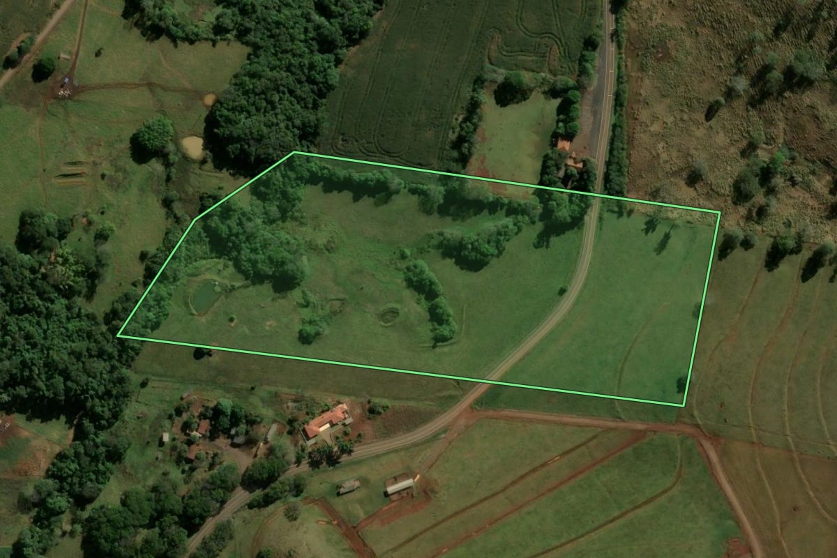 Imagem de satélite do imóvel rural em Novo Itacolomi (PR), com o contorno declarado no CAR desenhado por cima.