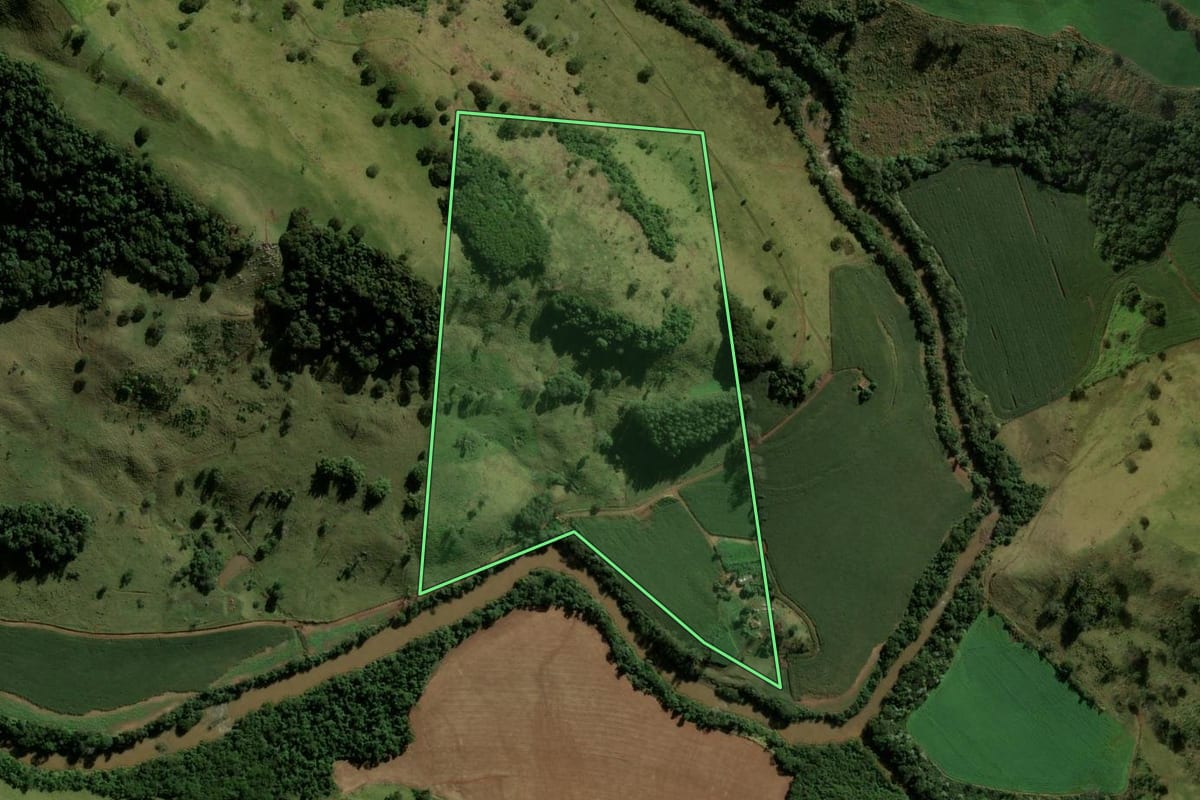 Imagem de satélite do imóvel rural em Novo Itacolomi (PR), com o contorno declarado no CAR desenhado por cima.