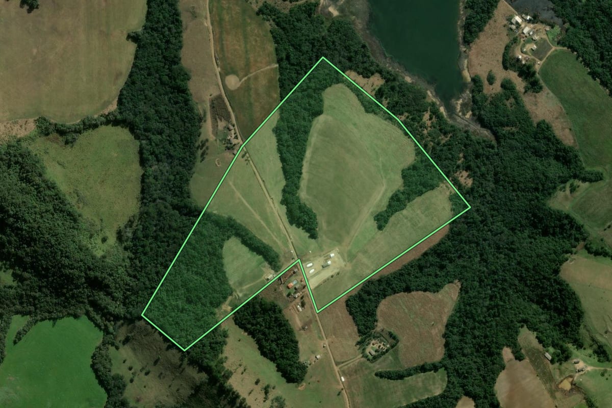 Imagem de satélite do imóvel rural em Ortigueira (PR), com o contorno declarado no CAR desenhado por cima.
