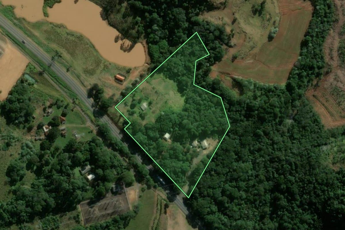 Imagem de satélite do imóvel rural em Ortigueira (PR), com o contorno declarado no CAR desenhado por cima.