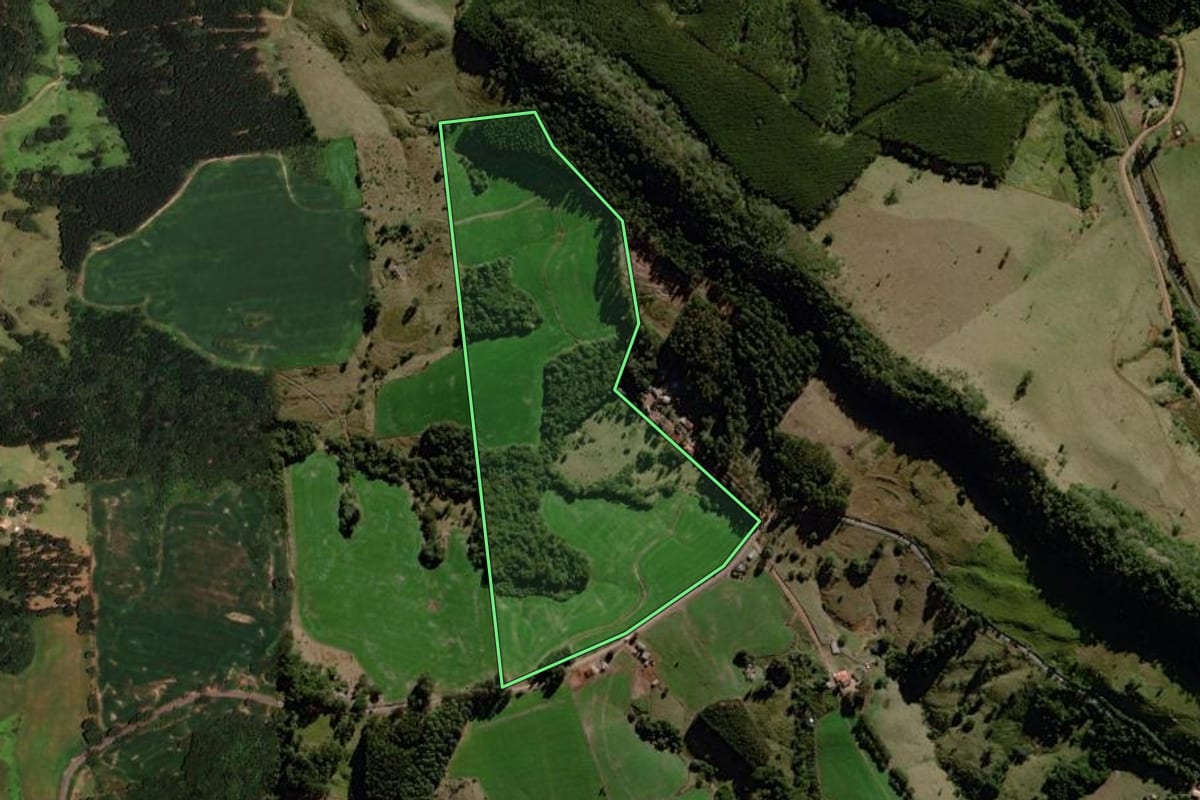 Imagem de satélite do imóvel rural em Ortigueira (PR), com o contorno declarado no CAR desenhado por cima.