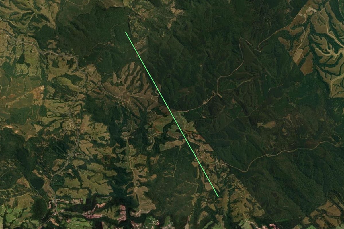 Imagem de satélite do imóvel rural em Ortigueira (PR), com o contorno declarado no CAR desenhado por cima.