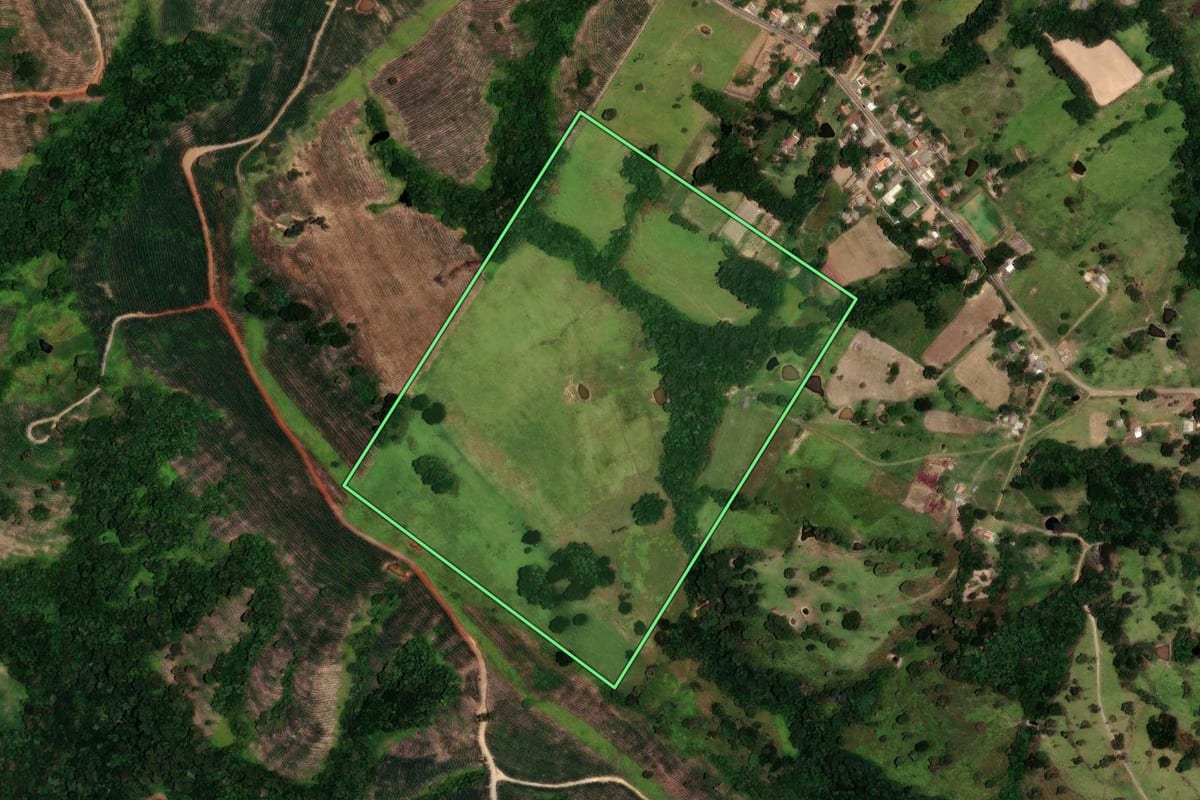 Imagem de satélite do imóvel rural em Ortigueira (PR), com o contorno declarado no CAR desenhado por cima.