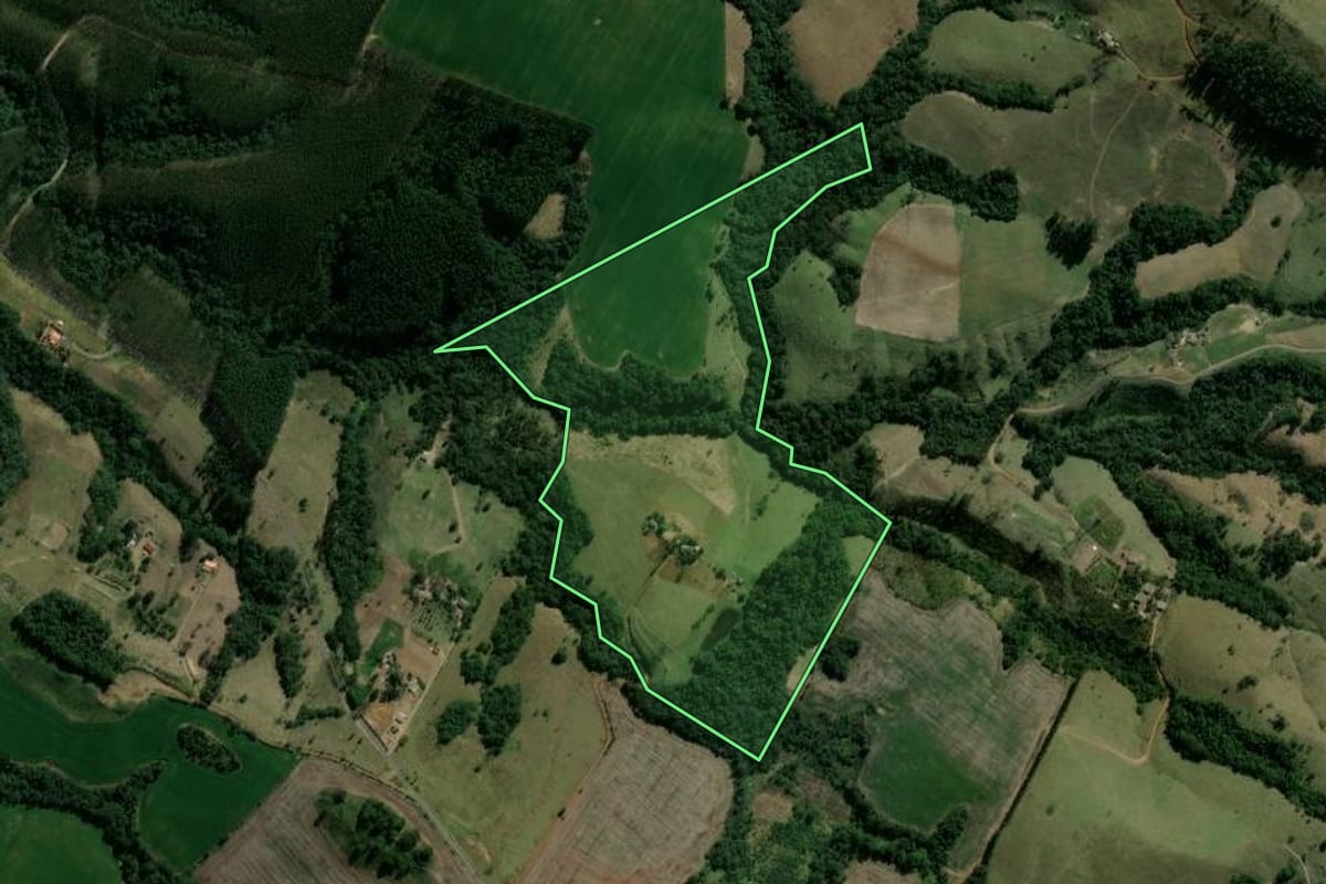 Imagem de satélite do imóvel rural em Ortigueira (PR), com o contorno declarado no CAR desenhado por cima.