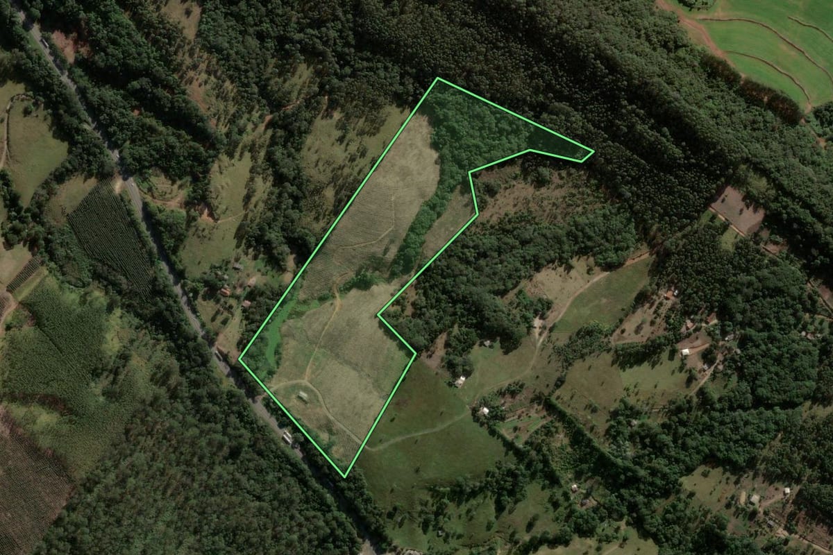 Imagem de satélite do imóvel rural em Ortigueira (PR), com o contorno declarado no CAR desenhado por cima.