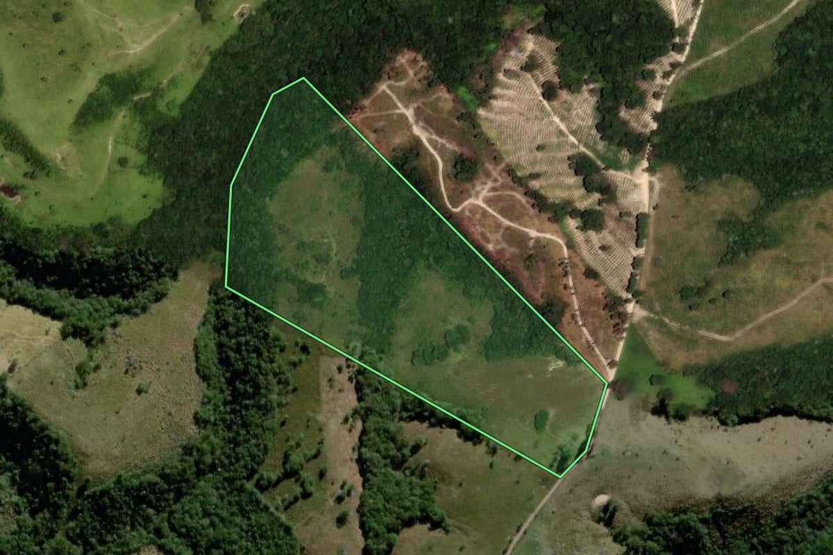Imagem de satélite do imóvel rural em Ortigueira (PR), com o contorno declarado no CAR desenhado por cima.
