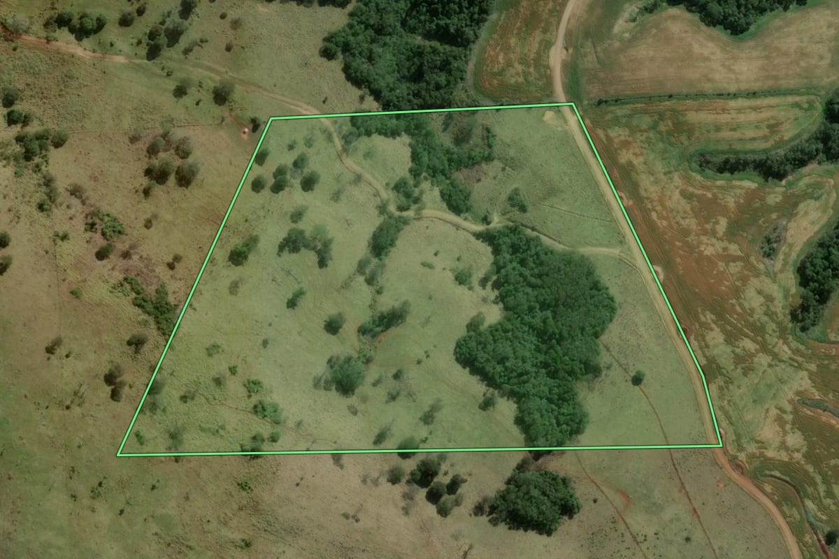 Imagem de satélite do imóvel rural em Ortigueira (PR), com o contorno declarado no CAR desenhado por cima.