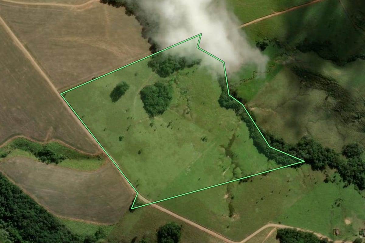Imagem de satélite do imóvel rural em Ortigueira (PR), com o contorno declarado no CAR desenhado por cima.