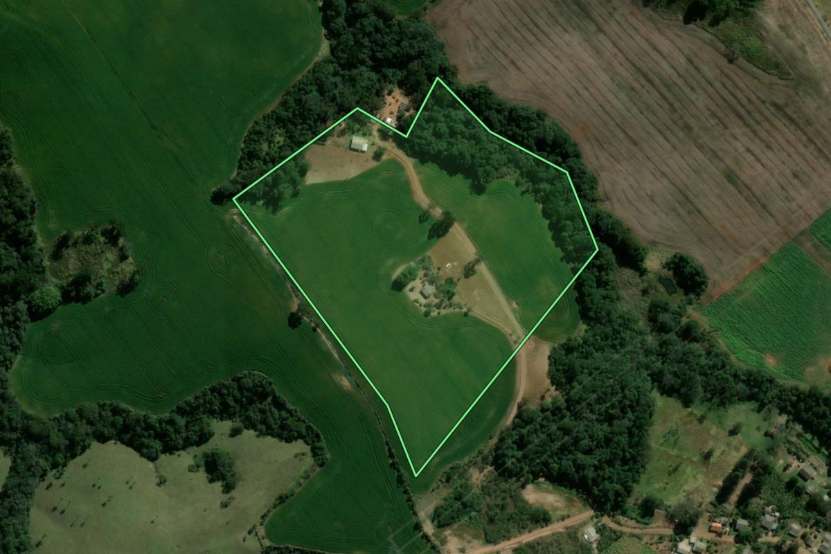 Imagem de satélite do imóvel rural em Ortigueira (PR), com o contorno declarado no CAR desenhado por cima.