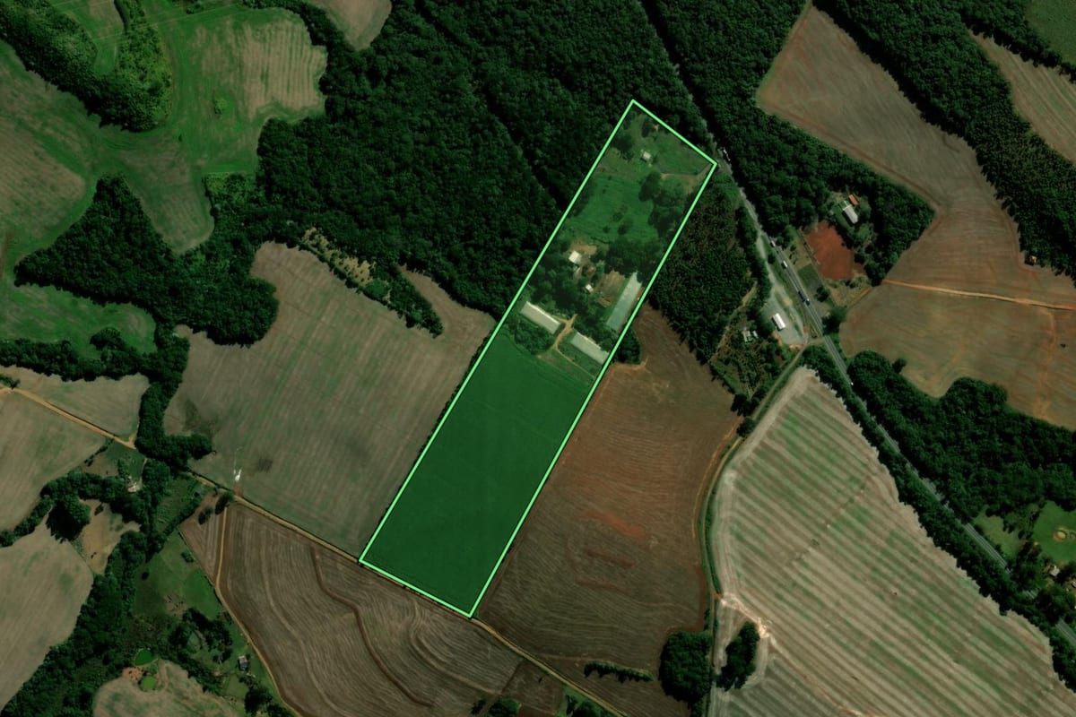 Imagem de satélite do imóvel rural em Ortigueira (PR), com o contorno declarado no CAR desenhado por cima.