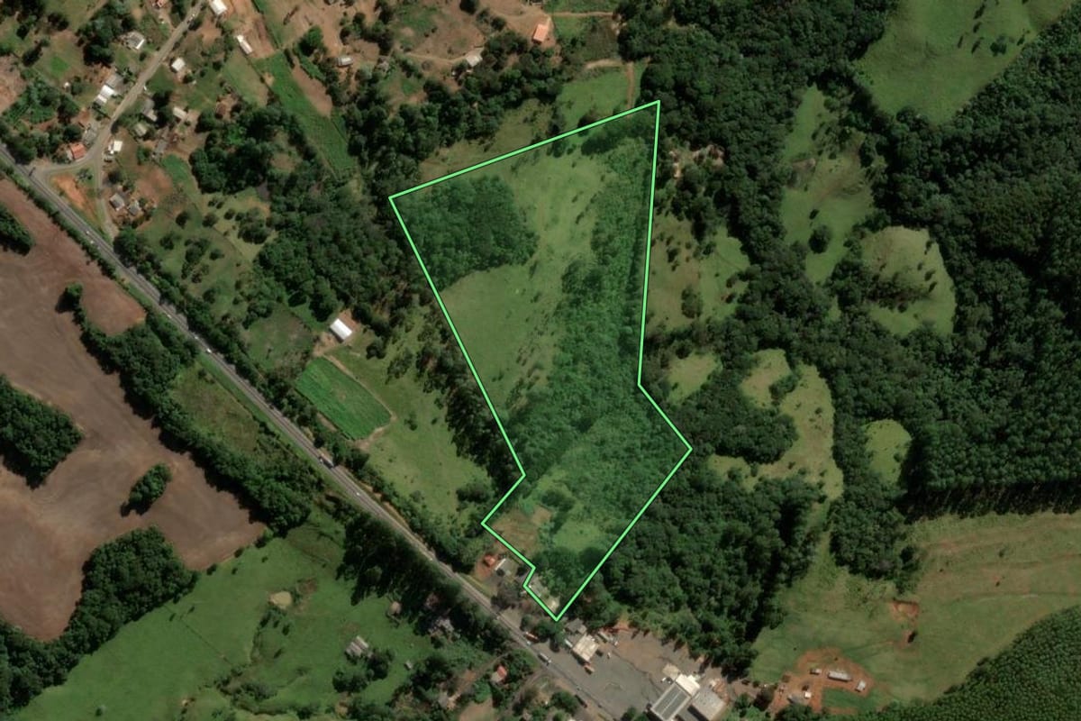 Imagem de satélite do imóvel rural em Ortigueira (PR), com o contorno declarado no CAR desenhado por cima.
