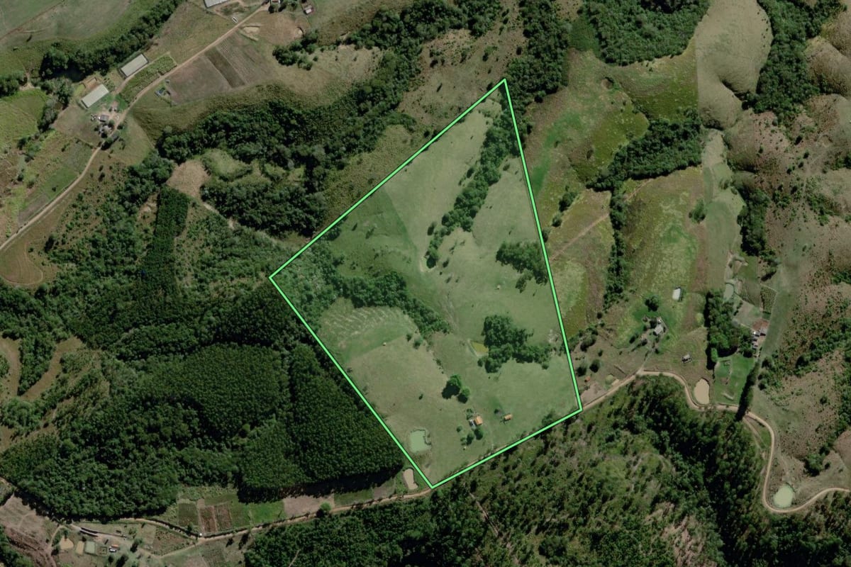Imagem de satélite do imóvel rural em Ortigueira (PR), com o contorno declarado no CAR desenhado por cima.