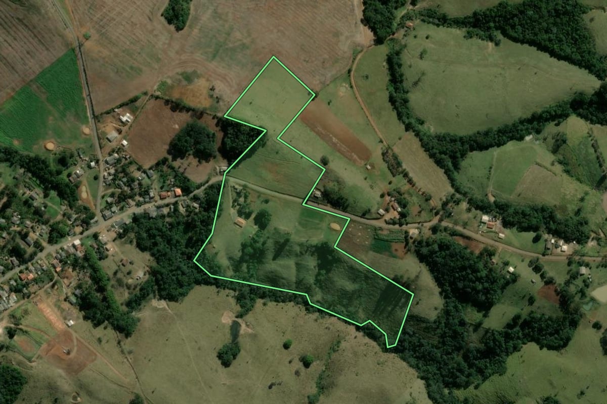 Imagem de satélite do imóvel rural em Ortigueira (PR), com o contorno declarado no CAR desenhado por cima.