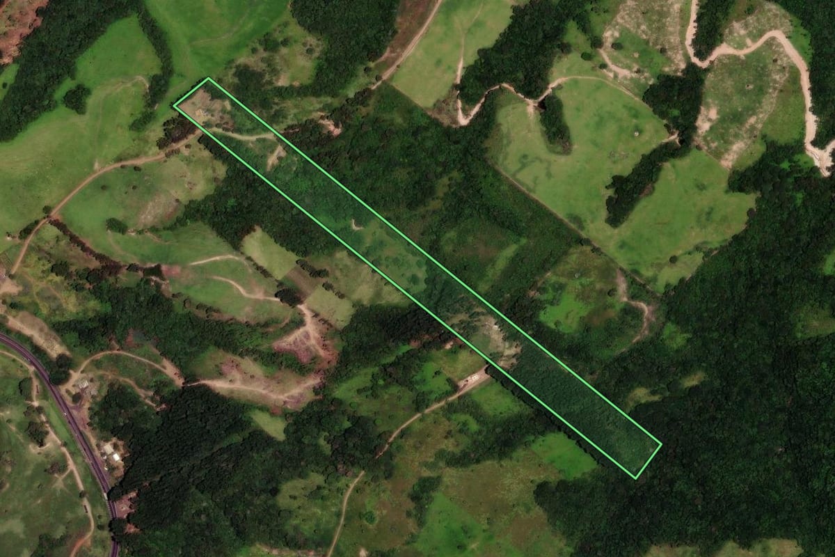Imagem de satélite do imóvel rural em Ortigueira (PR), com o contorno declarado no CAR desenhado por cima.