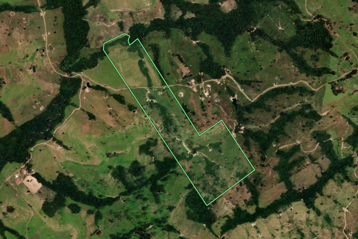 Imagem de satélite do imóvel rural em Ortigueira (PR), com o contorno declarado no CAR desenhado por cima.