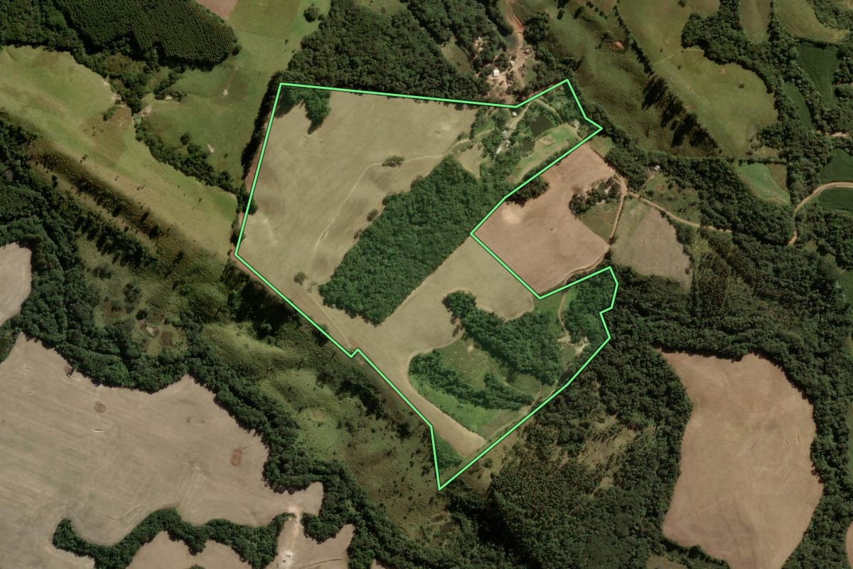Imagem de satélite do imóvel rural em Ortigueira (PR), com o contorno declarado no CAR desenhado por cima.