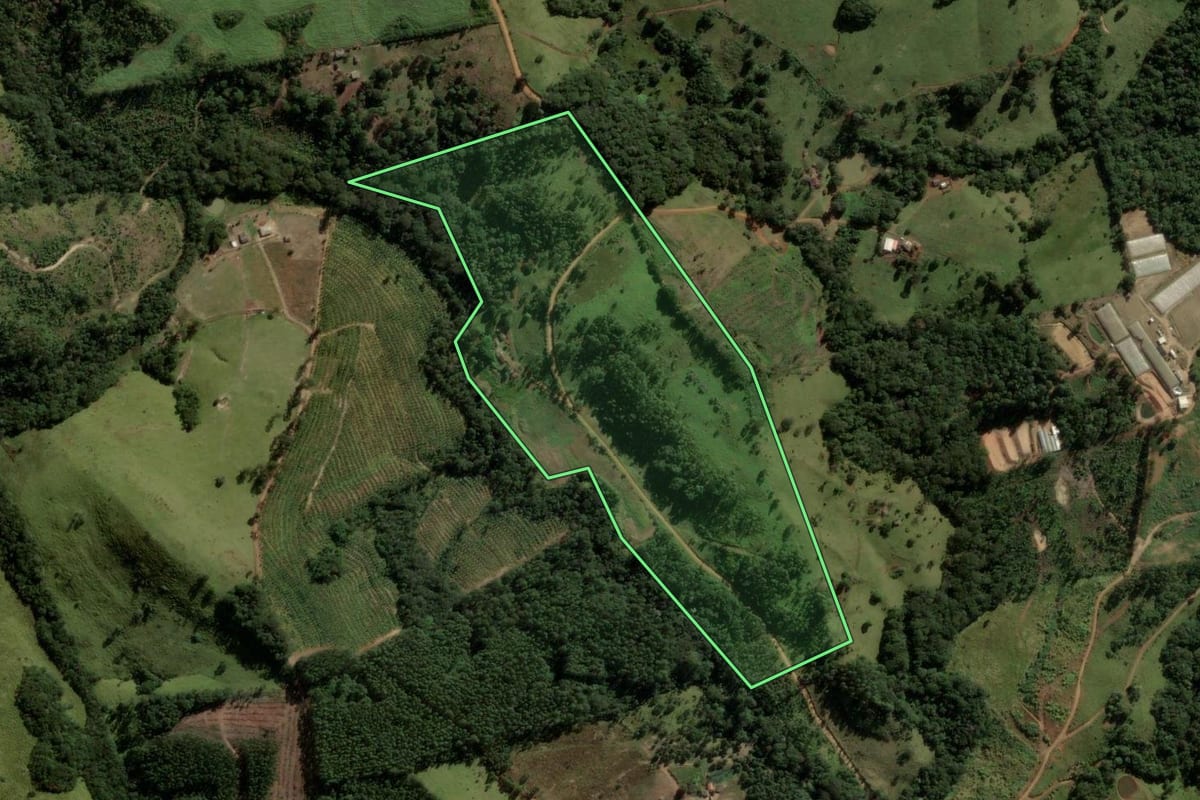 Imagem de satélite do imóvel rural em Ortigueira (PR), com o contorno declarado no CAR desenhado por cima.