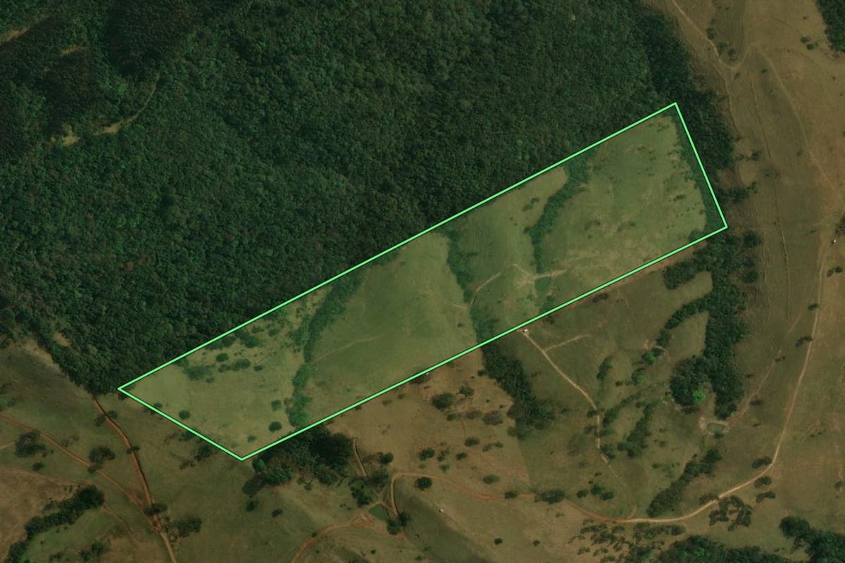 Imagem de satélite do imóvel rural em Ortigueira (PR), com o contorno declarado no CAR desenhado por cima.