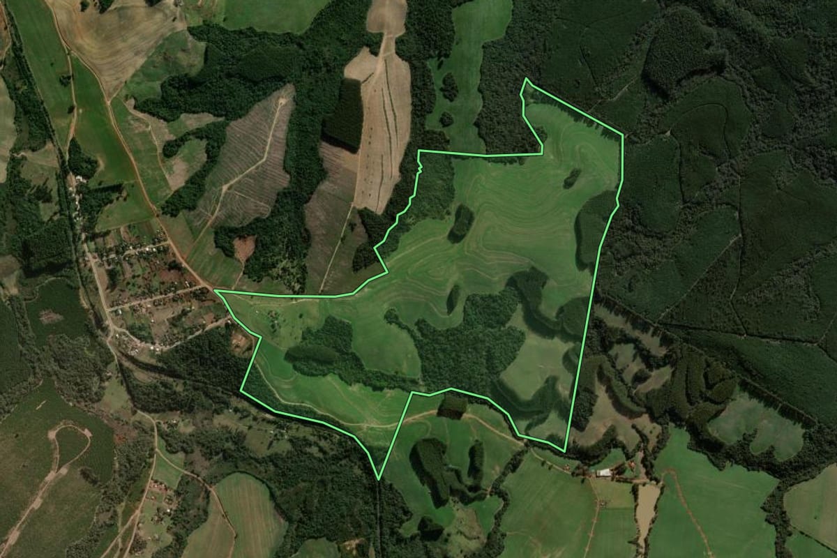 Imagem de satélite do imóvel rural em Ortigueira (PR), com o contorno declarado no CAR desenhado por cima.