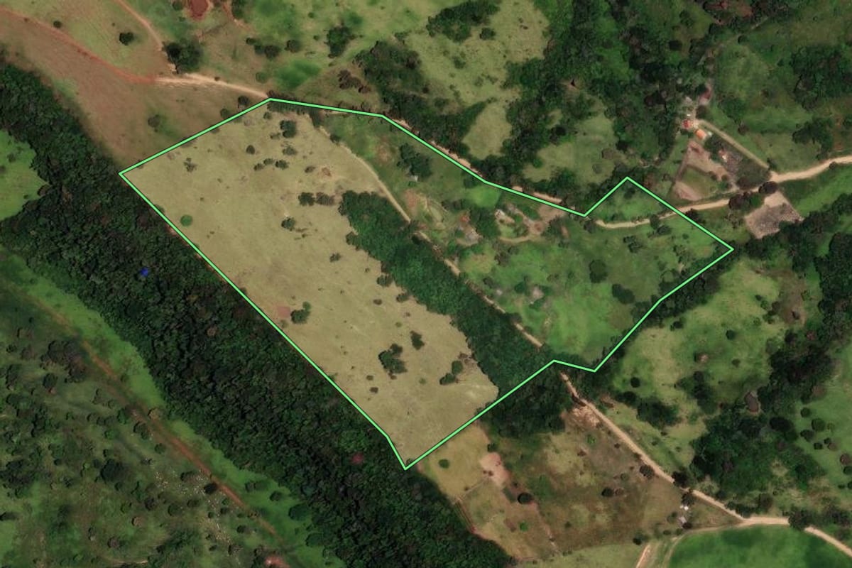 Imagem de satélite do imóvel rural em Ortigueira (PR), com o contorno declarado no CAR desenhado por cima.