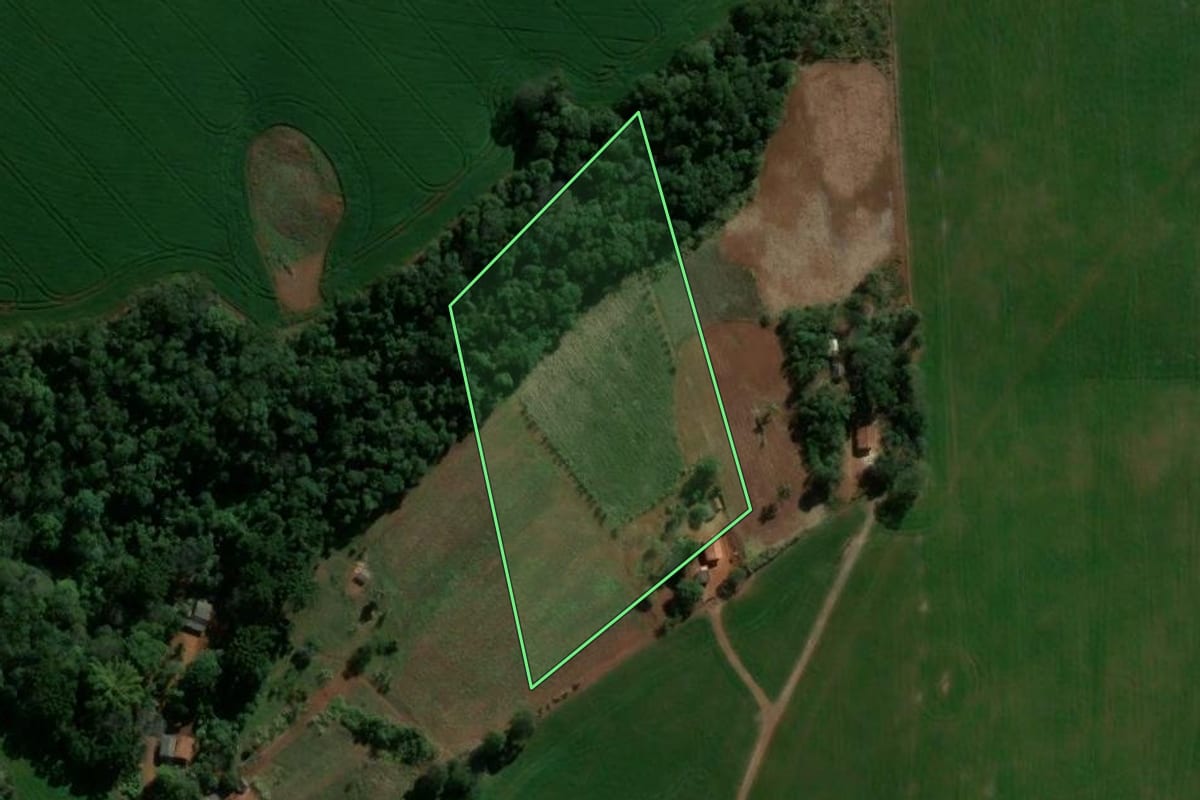 Imagem de satélite do imóvel rural em Ortigueira (PR), com o contorno declarado no CAR desenhado por cima.