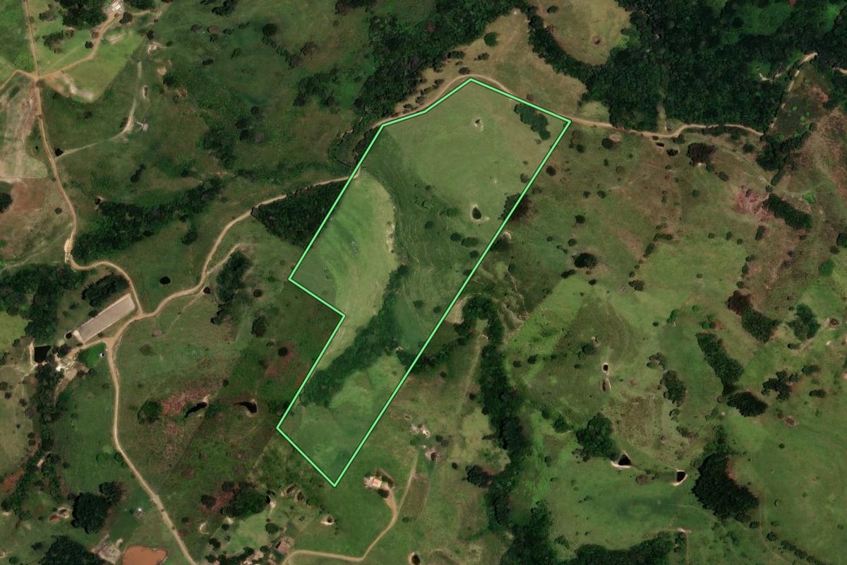 Imagem de satélite do imóvel rural em Ortigueira (PR), com o contorno declarado no CAR desenhado por cima.