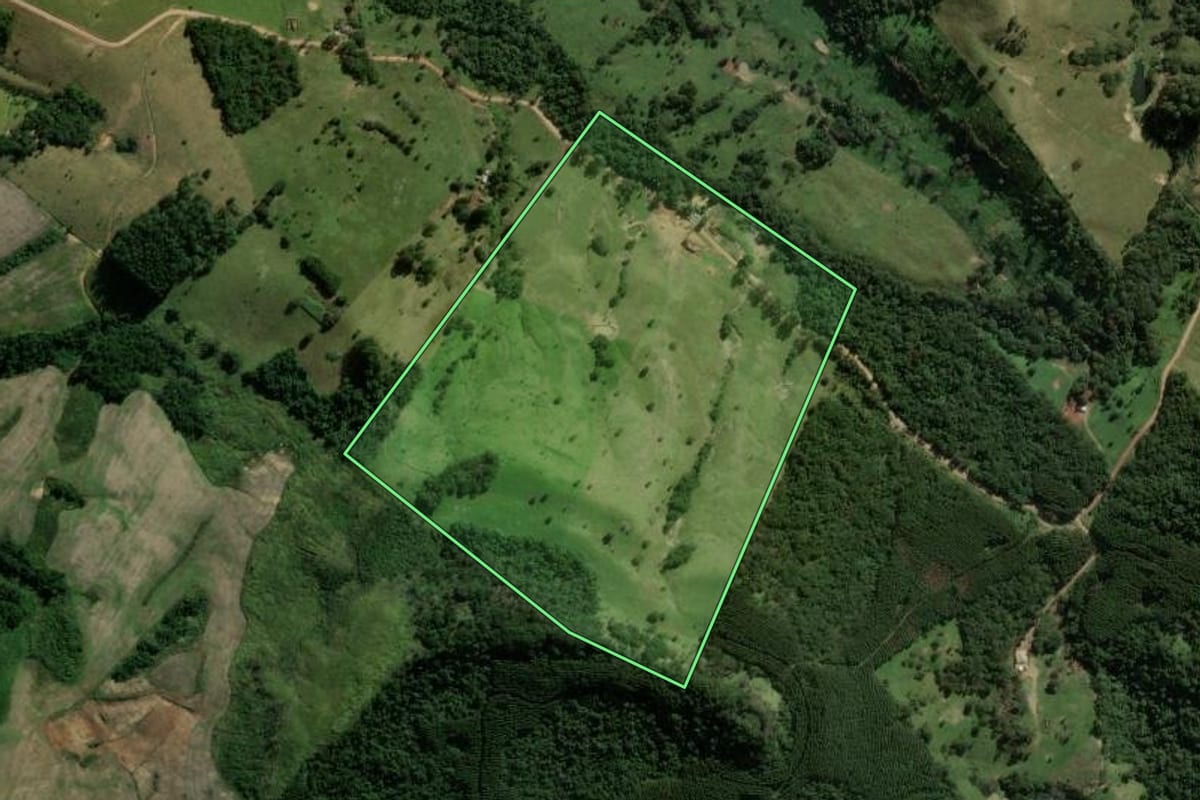 Imagem de satélite do imóvel rural em Ortigueira (PR), com o contorno declarado no CAR desenhado por cima.