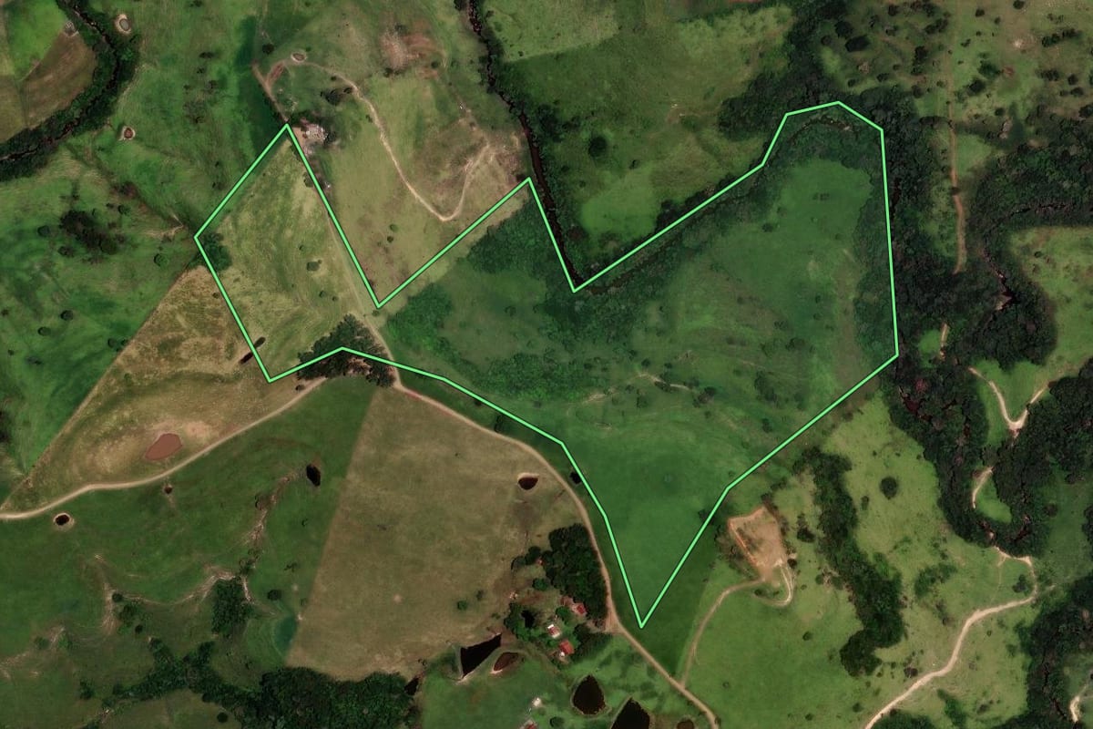 Imagem de satélite do imóvel rural em Ortigueira (PR), com o contorno declarado no CAR desenhado por cima.
