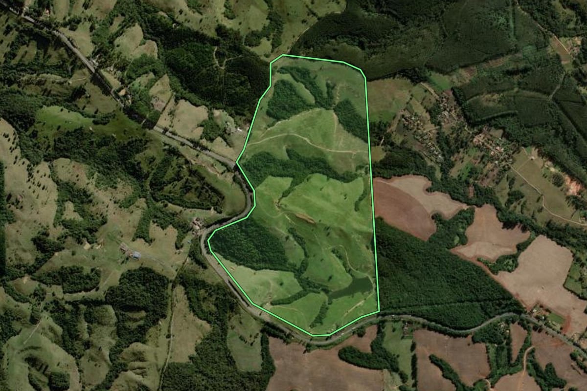 Imagem de satélite do imóvel rural em Ortigueira (PR), com o contorno declarado no CAR desenhado por cima.