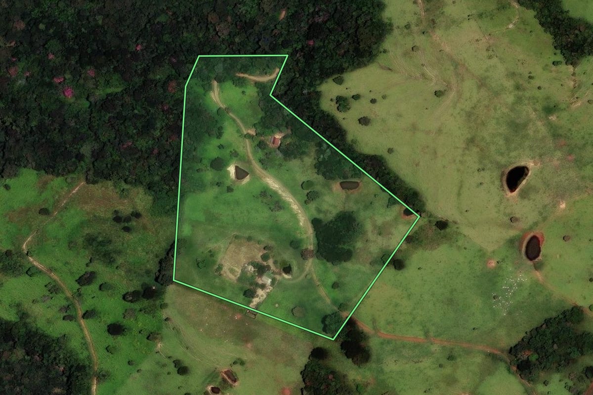 Imagem de satélite do imóvel rural em Ortigueira (PR), com o contorno declarado no CAR desenhado por cima.