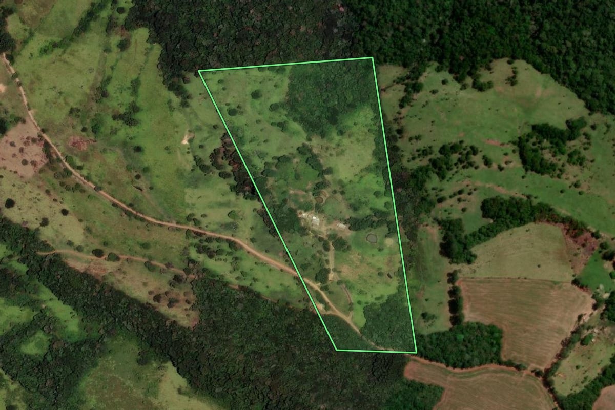 Imagem de satélite do imóvel rural em Ortigueira (PR), com o contorno declarado no CAR desenhado por cima.