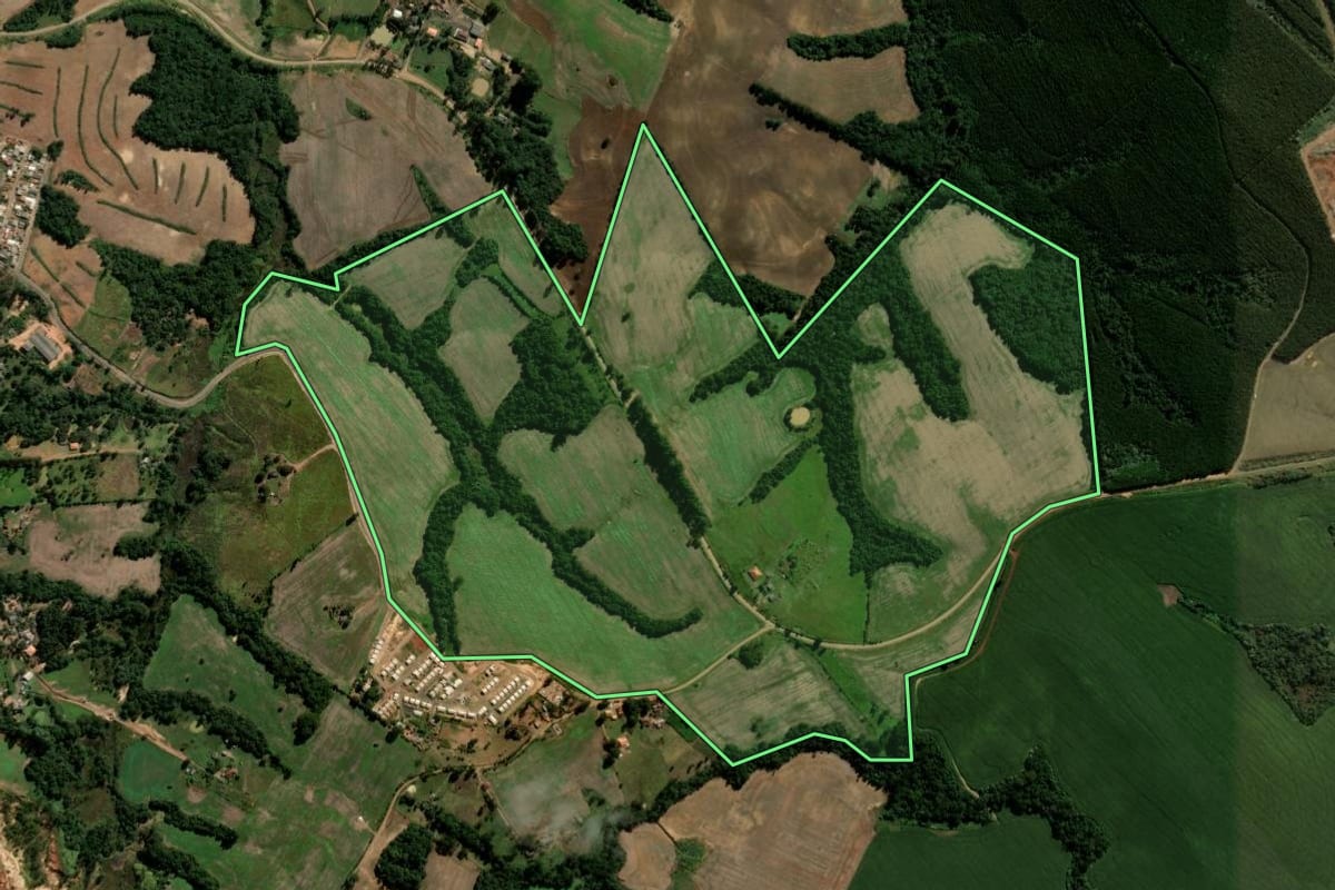 Imagem de satélite do imóvel rural em Ortigueira (PR), com o contorno declarado no CAR desenhado por cima.