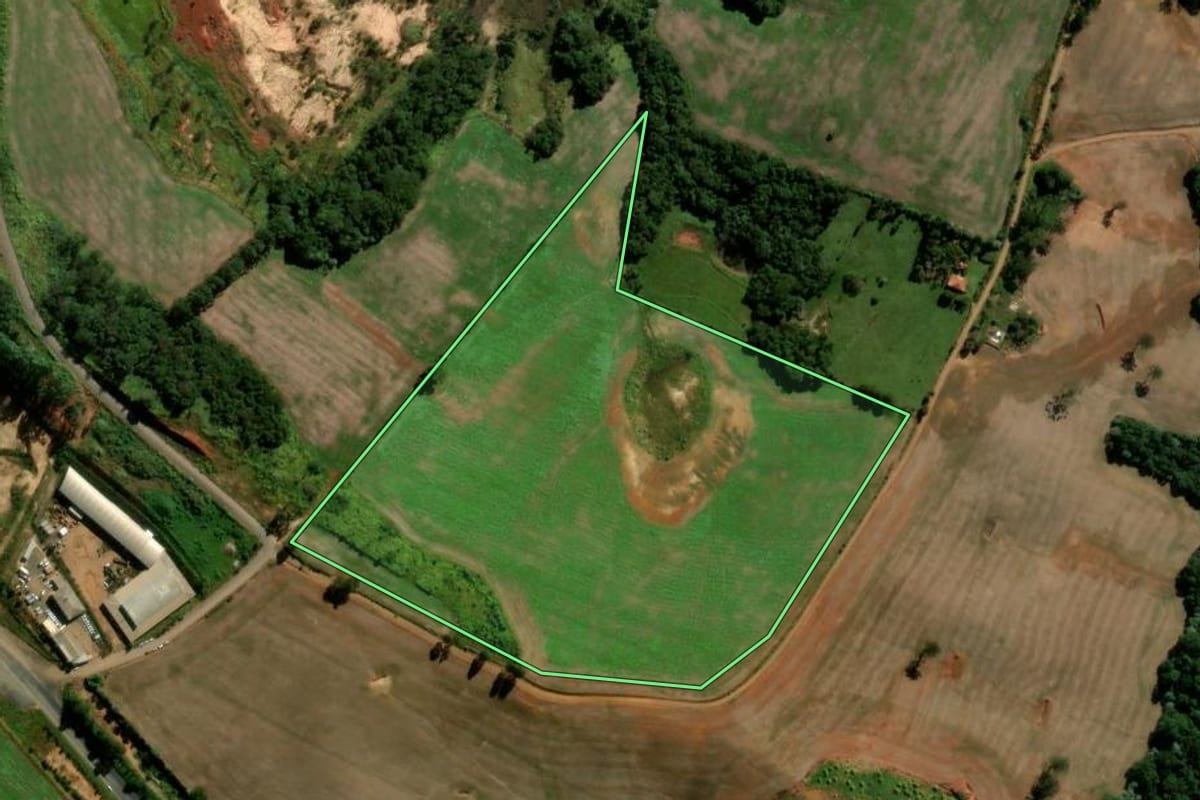 Imagem de satélite do imóvel rural em Ortigueira (PR), com o contorno declarado no CAR desenhado por cima.