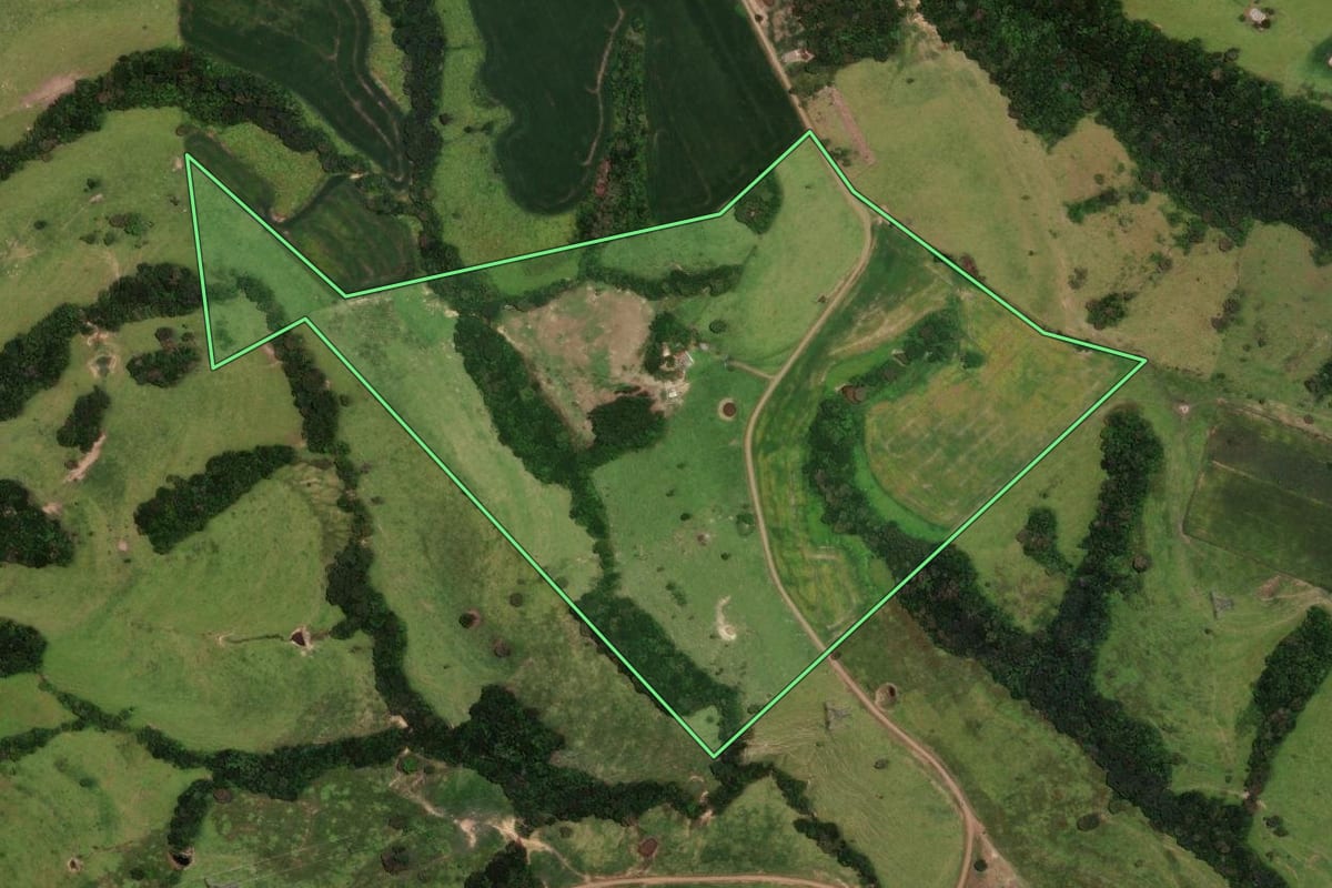 Imagem de satélite do imóvel rural em Ortigueira (PR), com o contorno declarado no CAR desenhado por cima.