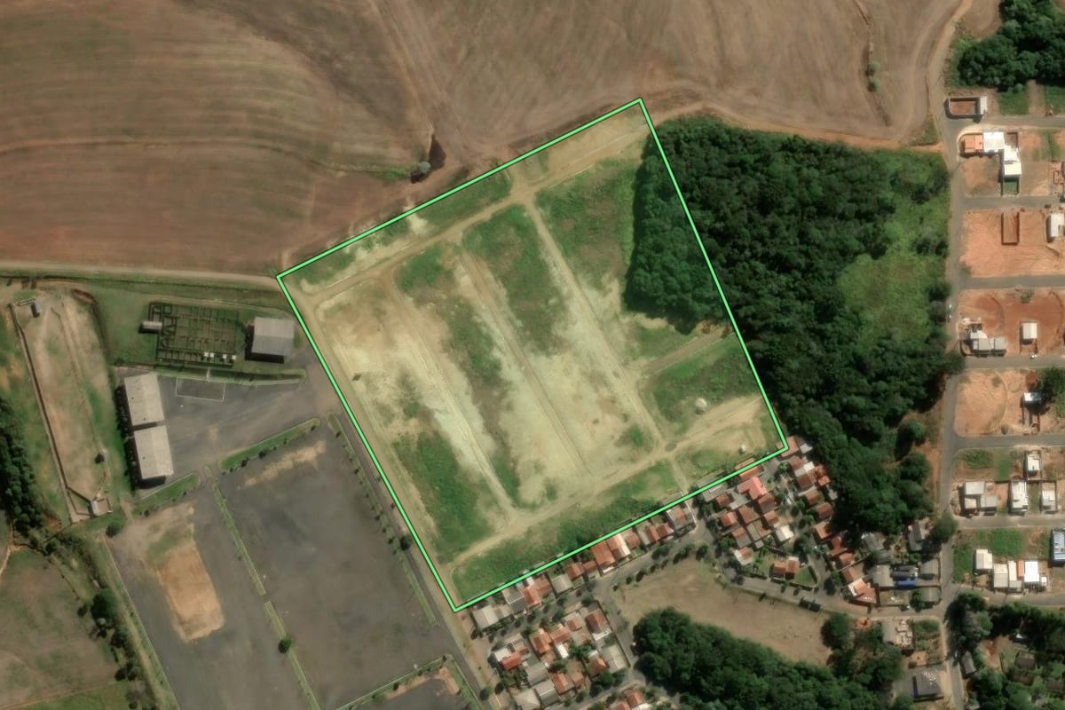 Imagem de satélite do imóvel rural em Ortigueira (PR), com o contorno declarado no CAR desenhado por cima.