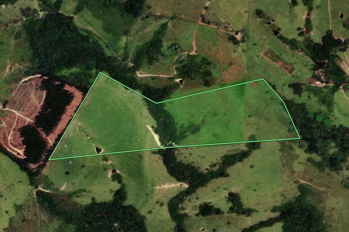 Imagem de satélite do imóvel rural em Ortigueira (PR), com o contorno declarado no CAR desenhado por cima.
